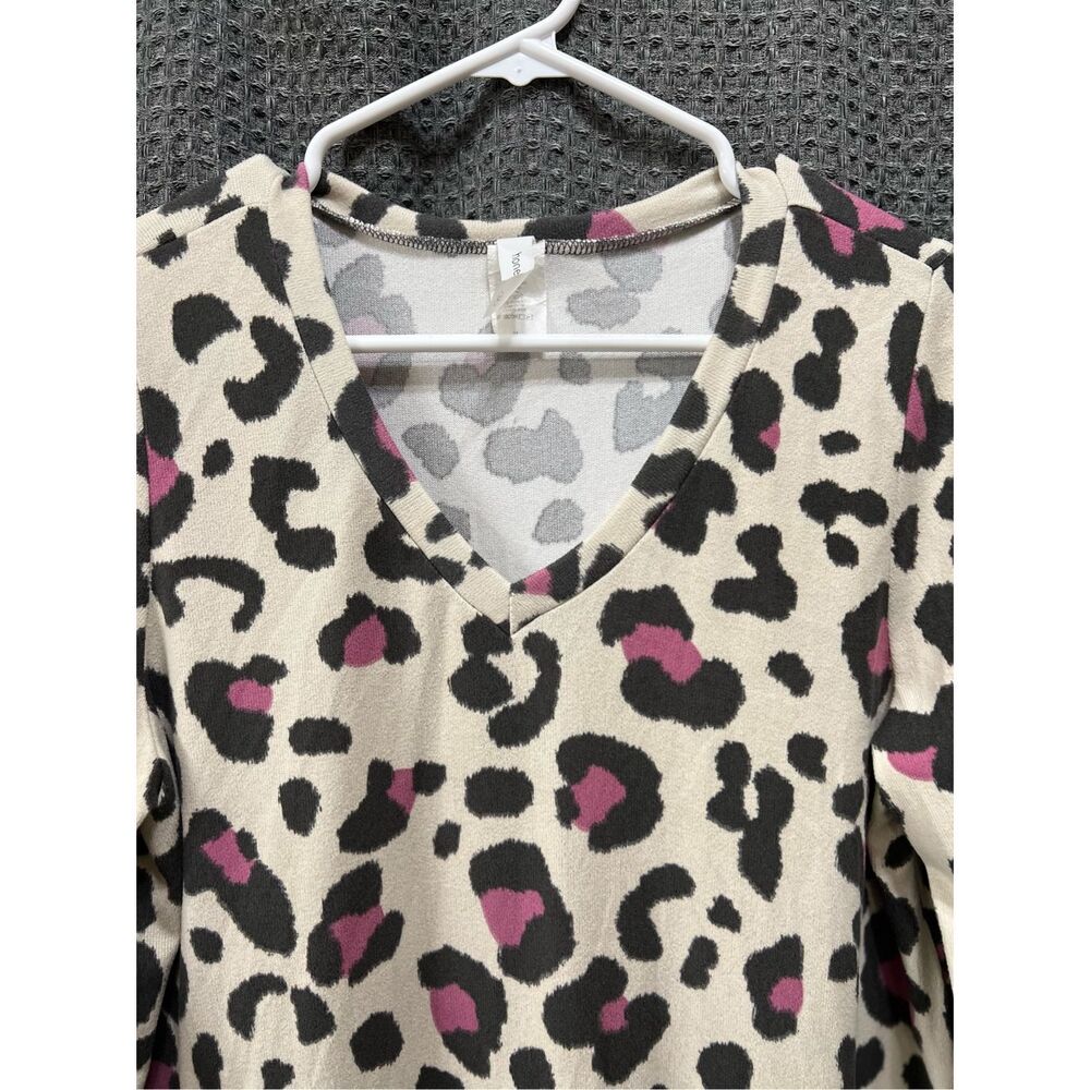 Honeyme Cheetah Leopard V-neck Top - Picture 3 of 6